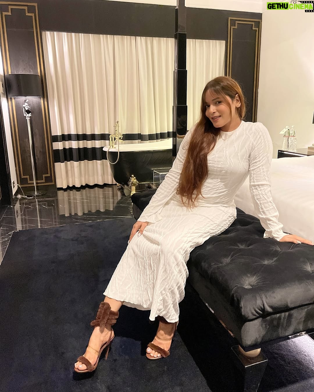 Shifu Memon - 73.1K Likes - Mummy ke pasand ka song kya rakh diya log usme bhi offend hone lag gaye..😅🖤🦢 @dellaadventureandresorts 
.
#shifuins #foryoupage #explore #instagram #black #white #della