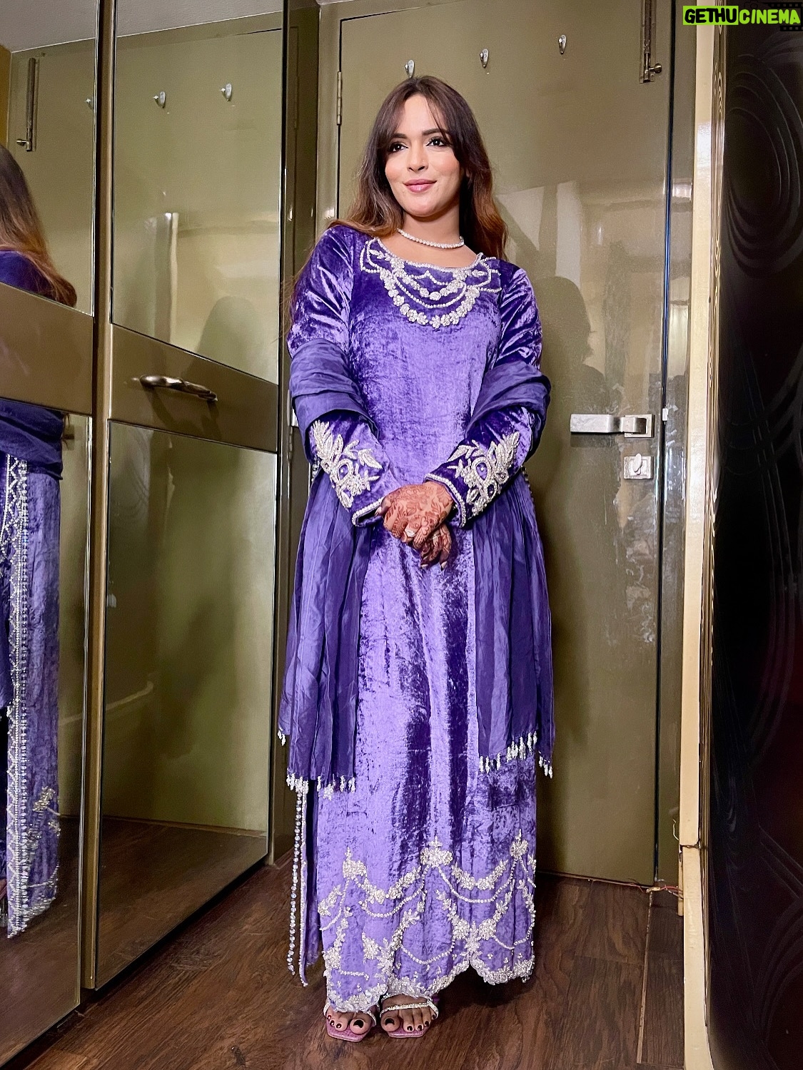 Shifu Memon - 40.4K Likes - Drop anything that’s purple in the comment section..🥰
.
Outfit by- @mahamspret 💕
.
#shifuians #instagram #foryou #explorepage✨ #explore