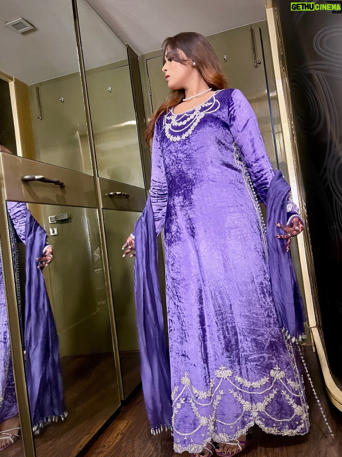 Shifu Memon - 40.4K Likes - Drop anything that’s purple in the comment section..🥰
.
Outfit by- @mahamspret 💕
.
#shifuians #instagram #foryou #explorepage✨ #explore
