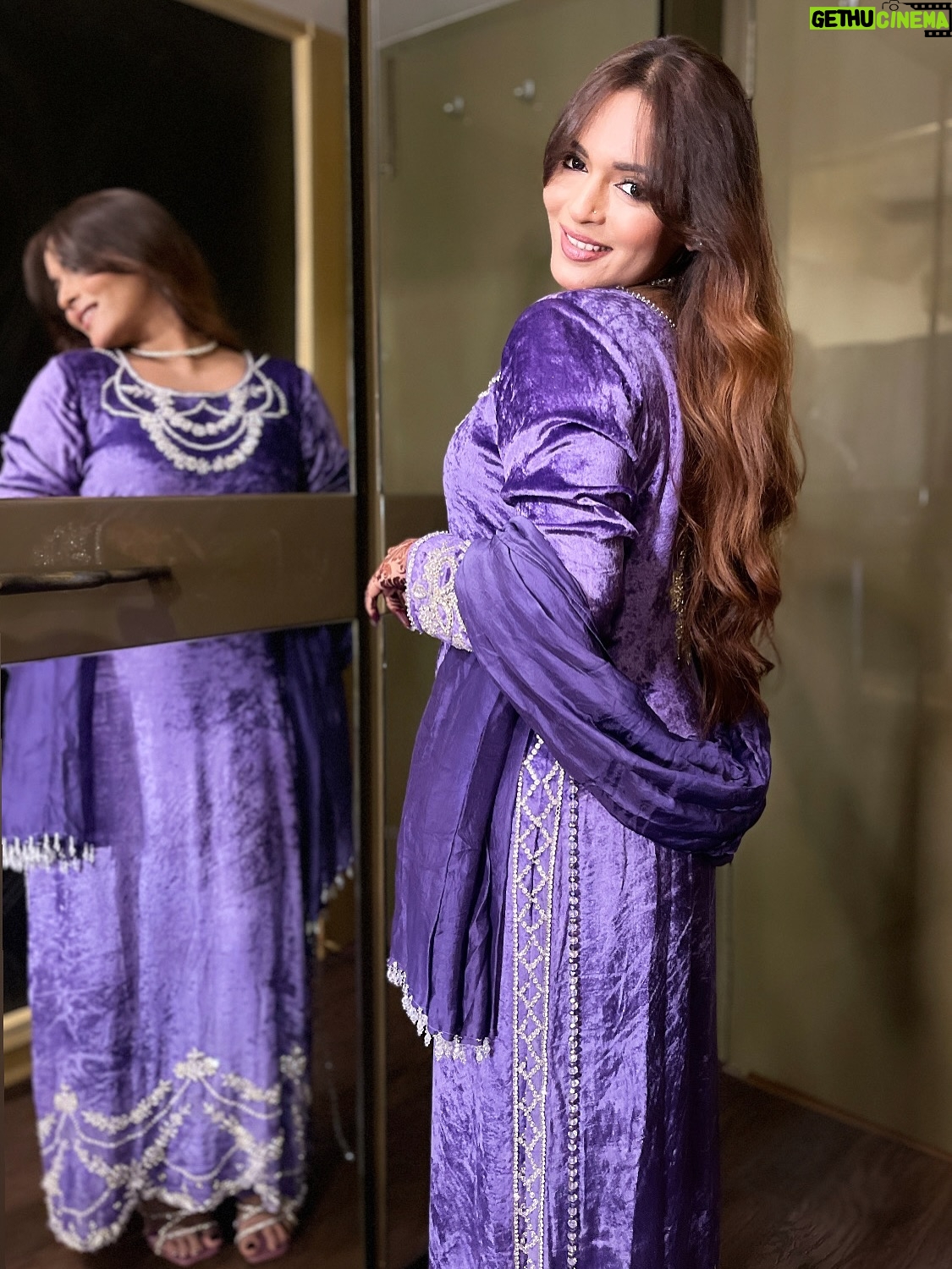 Shifu Memon - 40.4K Likes - Drop anything that’s purple in the comment section..🥰
.
Outfit by- @mahamspret 💕
.
#shifuians #instagram #foryou #explorepage✨ #explore