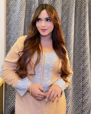 Shifu Memon Instagram - Eid-Ul-Adha Mubarak Aap Sabhi Ko..🫶
Allah hum sab ki qurbaniyo ko qabool kare Ameen.
Dua mai yaad rakhna guys. Or MashaAllah bolna pic dekhna warna kal pimples aajayenge..😂
.
Makeup- @beautyzone_makeuphair 
Dress- @zarkash_official 
.
#shifuians #eidmubarak #2024 #foryou #foryoupage #explorepage #explorepage✨