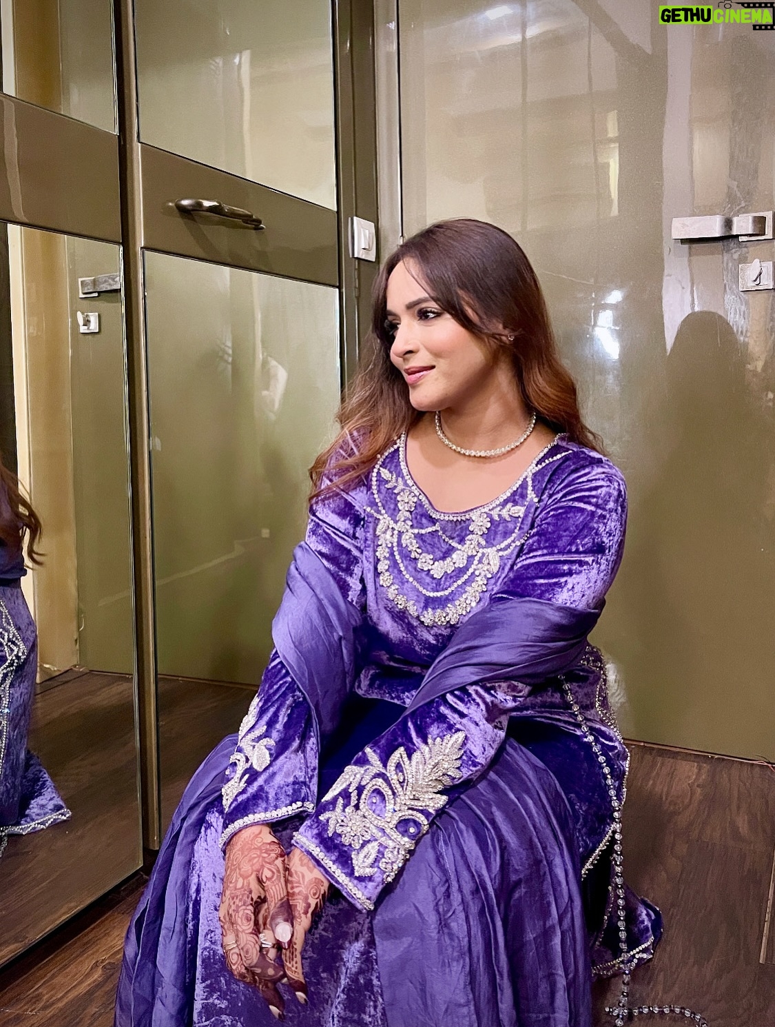 Shifu Memon - 40.4K Likes - Drop anything that’s purple in the comment section..🥰
.
Outfit by- @mahamspret 💕
.
#shifuians #instagram #foryou #explorepage✨ #explore