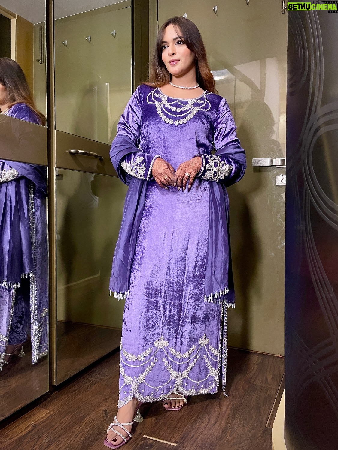 Shifu Memon - 40.4K Likes - Drop anything that’s purple in the comment section..🥰
.
Outfit by- @mahamspret 💕
.
#shifuians #instagram #foryou #explorepage✨ #explore