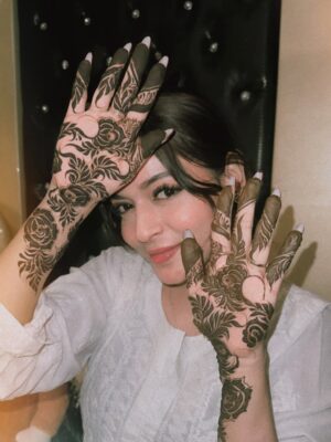 Shifu Memon Instagram - Ruba-Ruh tum bethoooo…✨😇
.
Henna by- @mehndibysofiya._ 💕
Lash done by- @neharstudio 
.
#shifuians #instagram #foryou #explorepage✨ #henna #design