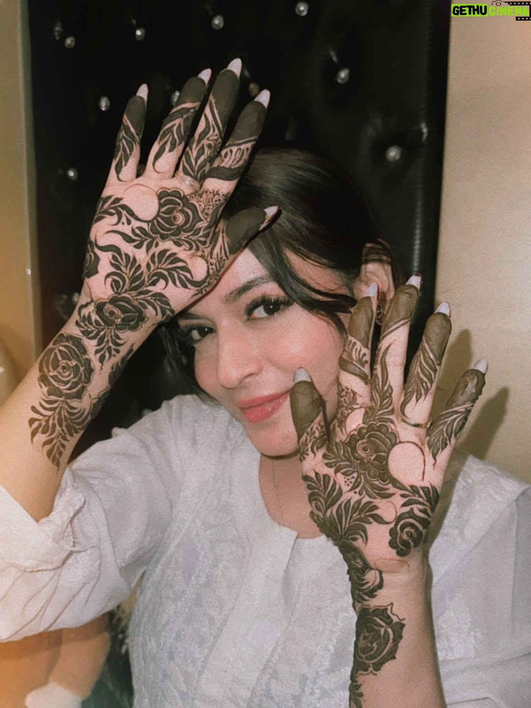 Shifu Memon - 59.3K Likes - Ruba-Ruh tum bethoooo…✨😇
.
Henna by- @mehndibysofiya._ 💕
Lash done by- @neharstudio 
.
#shifuians #instagram #foryou #explorepage✨ #henna #design