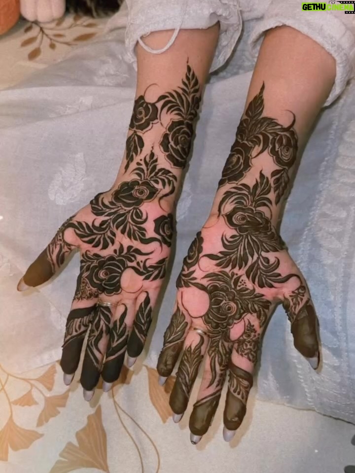 Shifu Memon - 59.3K Likes - Ruba-Ruh tum bethoooo…✨😇
.
Henna by- @mehndibysofiya._ 💕
Lash done by- @neharstudio 
.
#shifuians #instagram #foryou #explorepage✨ #henna #design