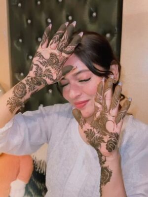 Shifu Memon Instagram - Ruba-Ruh tum bethoooo…✨😇
.
Henna by- @mehndibysofiya._ 💕
Lash done by- @neharstudio 
.
#shifuians #instagram #foryou #explorepage✨ #henna #design