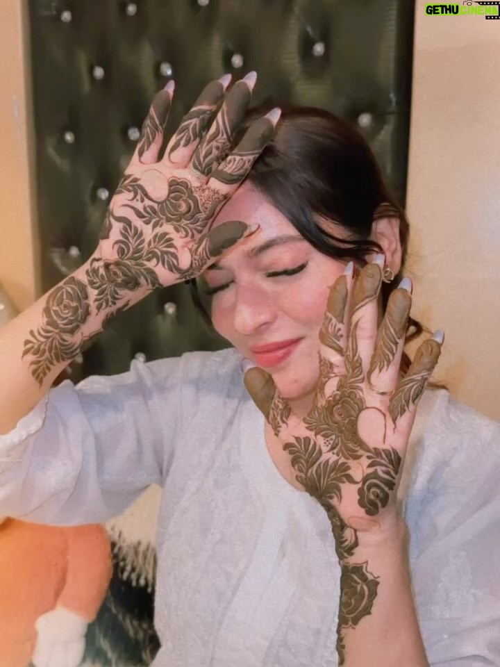 Shifu Memon - 59.3K Likes - Ruba-Ruh tum bethoooo…✨😇
.
Henna by- @mehndibysofiya._ 💕
Lash done by- @neharstudio 
.
#shifuians #instagram #foryou #explorepage✨ #henna #design