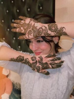 Shifu Memon Instagram - Ruba-Ruh tum bethoooo…✨😇
.
Henna by- @mehndibysofiya._ 💕
Lash done by- @neharstudio 
.
#shifuians #instagram #foryou #explorepage✨ #henna #design
