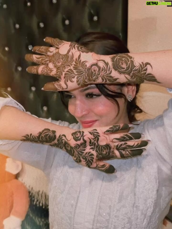 Shifu Memon - 59.3K Likes - Ruba-Ruh tum bethoooo…✨😇
.
Henna by- @mehndibysofiya._ 💕
Lash done by- @neharstudio 
.
#shifuians #instagram #foryou #explorepage✨ #henna #design