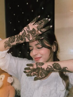 Shifu Memon Instagram - Ruba-Ruh tum bethoooo…✨😇
.
Henna by- @mehndibysofiya._ 💕
Lash done by- @neharstudio 
.
#shifuians #instagram #foryou #explorepage✨ #henna #design
