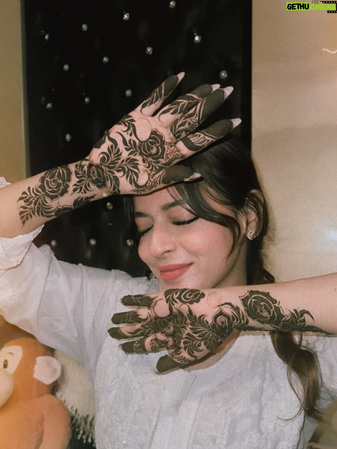 Shifu Memon - 59.3K Likes - Ruba-Ruh tum bethoooo…✨😇
.
Henna by- @mehndibysofiya._ 💕
Lash done by- @neharstudio 
.
#shifuians #instagram #foryou #explorepage✨ #henna #design