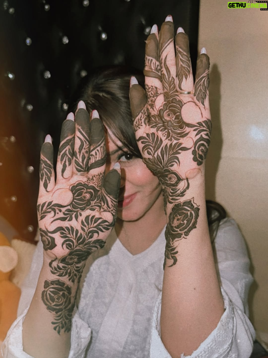 Shifu Memon - 59.3K Likes - Ruba-Ruh tum bethoooo…✨😇
.
Henna by- @mehndibysofiya._ 💕
Lash done by- @neharstudio 
.
#shifuians #instagram #foryou #explorepage✨ #henna #design