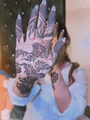 Shifu Memon Instagram - Ruba-Ruh tum bethoooo…✨😇
.
Henna by- @mehndibysofiya._ 💕
Lash done by- @neharstudio 
.
#shifuians #instagram #foryou #explorepage✨ #henna #design