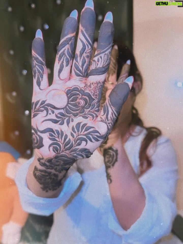 Shifu Memon - 59.3K Likes - Ruba-Ruh tum bethoooo…✨😇
.
Henna by- @mehndibysofiya._ 💕
Lash done by- @neharstudio 
.
#shifuians #instagram #foryou #explorepage✨ #henna #design