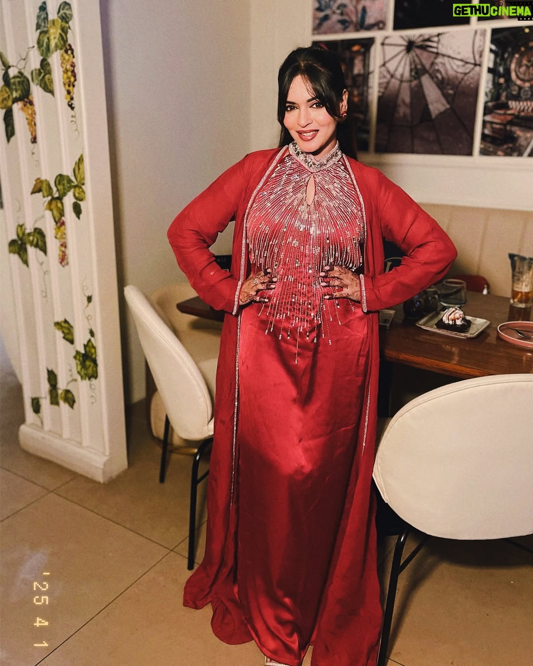 Shifu Memon - 55.2K Likes - Served Iftaar- Now Serving Looks..🍒👠🪞
.
Outfit From- @mahamspret ❤️
.
#shifuains #eidmubarak #2025 
#foryou #eidoutfit #explorepage✨ #explore #bekind #instagrowth