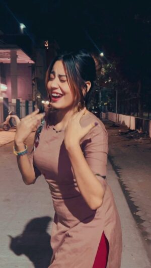 Shikha Wahulkar Instagram - Tumse milne ko🥰👉👈…..
#reels #reelsinstagram #viral