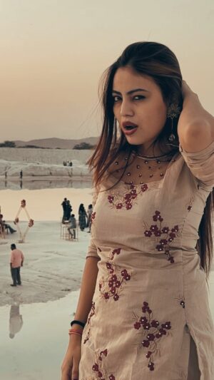 Shikha Wahulkar Instagram - Ladki pate na❤️🔥🔥…..
#reels #reelsinstagram #viral