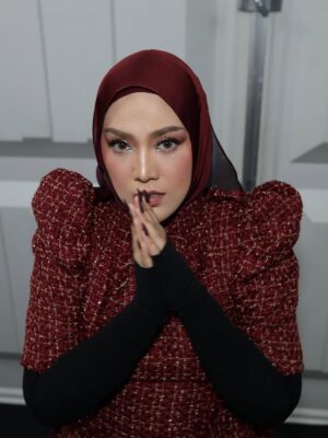 Shila Amzah Instagram - Alhamdulillah thank you @mrdiy2u for having me ❤️
So happy to see My beloved Sisters @jaclyn_victor and @ellaaminuddins ! Sorry tak dapat sembang lama tadi😭
Tak sempat nak ambil gambar dgn abang @awieofficial tadi ! See you again ! Great show today 💪🏼✨
Let’s have some rest , and focus on #RaiseTheStarMy on Sunday !🤍
Thank you team sebab selalu meriahkan suasana.
Make up @kasihcicie
Hijab Stylist @nazlivingastyle
Designer @isyrafarysi 🫶🏼
