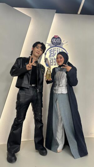 Shila Amzah Instagram - Part 1(Lupa cakap,kita JUARA minggu ni,yang Melayak kan kita straight to the Final 💪🏼😭)
Malam ni sha nyanyi dua lagu, “bring me to life” bersama Wang He Ye , dan lagu mandarin “ning meng cao de wei dao” bersama artist legend Julia Peng jia Hui.
Korang suka yang mana ? ❤️ sha suka dua2 sebab happy sgt dapat nyanyi different genre this time 💪🏼
Jom ke Separuh Akhir lah kitaaa minggu depan !
今晚我的搭档们都特别的优秀!和 @彭佳慧 @王赫野 分别合唱了《柠檬草的味道》《Bring Me To Life》,都是开心难忘的舞台!你们喜欢哪一首呢?#我们的歌