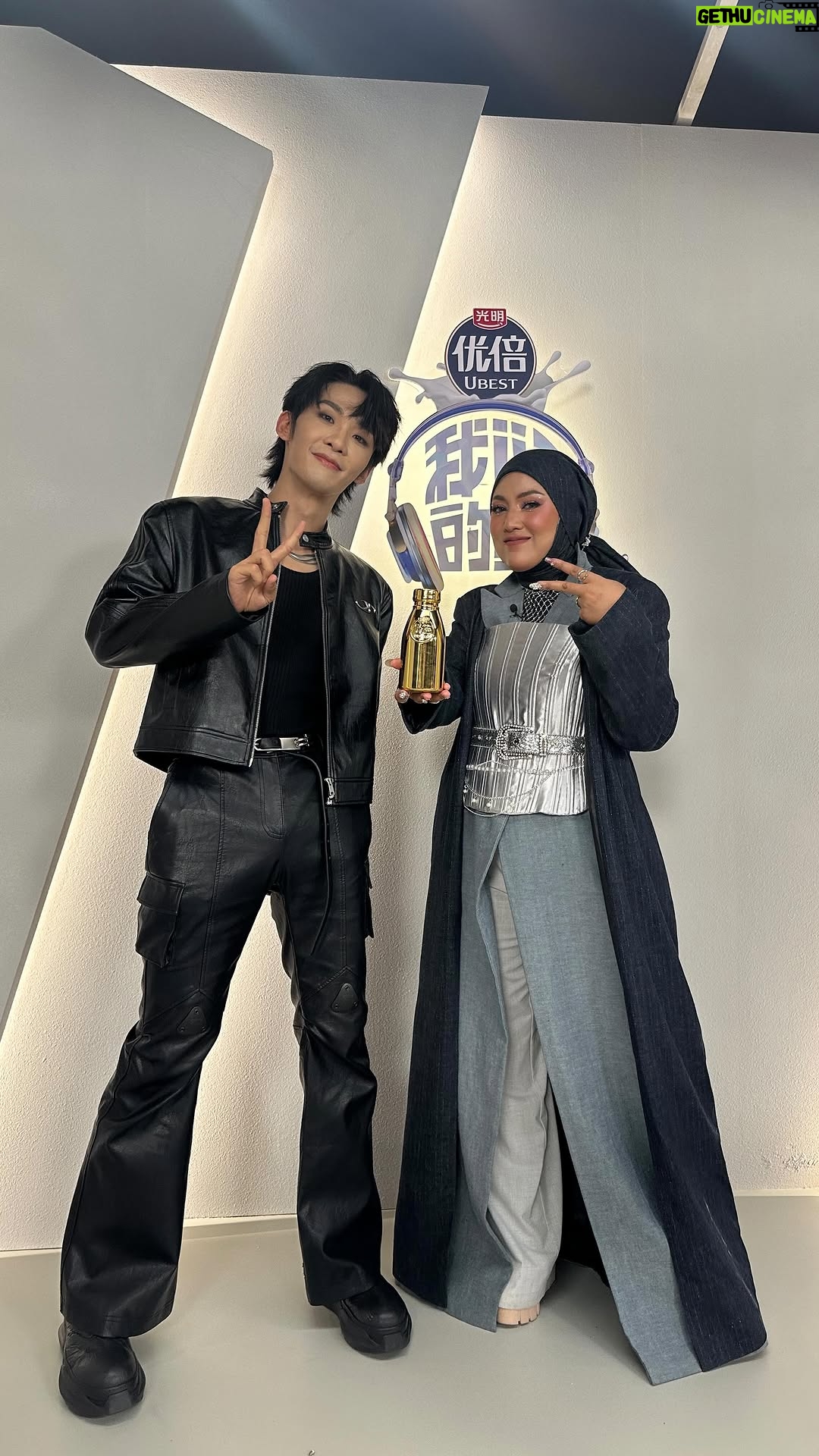 Shila Amzah - 23K Likes - Part 1(Lupa cakap,kita JUARA minggu ni,yang Melayak kan kita straight to the Final 💪🏼😭)
Malam ni sha nyanyi dua lagu, “bring me to life” bersama Wang He Ye , dan lagu mandarin “ning meng cao de wei dao” bersama artist legend Julia Peng jia Hui.
Korang suka yang mana ? ❤️ sha suka dua2 sebab happy sgt dapat nyanyi different genre this time 💪🏼
Jom ke Separuh Akhir lah kitaaa minggu depan !

今晚我的搭档们都特别的优秀！和 @彭佳慧 @王赫野 分别合唱了《柠檬草的味道》《Bring Me To Life》，都是开心难忘的舞台！你们喜欢哪一首呢？#我们的歌