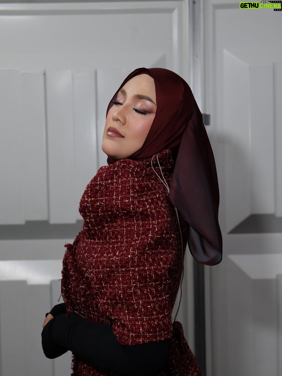 Shila Amzah - 14.9K Likes - Alhamdulillah thank you @mrdiy2u for having me ❤️

So happy to see My beloved Sisters @jaclyn_victor and @ellaaminuddins ! Sorry tak dapat sembang lama tadi😭
Tak sempat nak ambil gambar dgn abang @awieofficial tadi ! See you again ! Great show today 💪🏼✨

Let’s have some rest , and focus on #RaiseTheStarMy on Sunday !🤍

Thank you team sebab selalu meriahkan suasana.
Make up @kasihcicie 
Hijab Stylist @nazlivingastyle 
Designer @isyrafarysi 🫶🏼