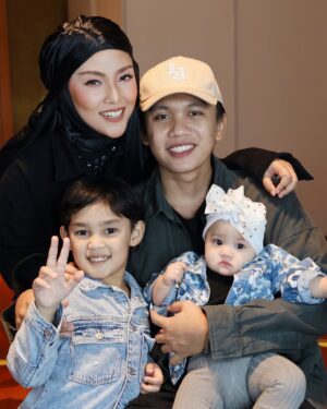 Shila Amzah Instagram - Selamat menyambut ulangtahun yang ke 27 suamiku @ubaimz 🤍 semoga apa yang awak hajati tercapai ,disamping perjalanan dan janji kita untuk saling membahagiakan✨
Saya dan anak2 sayangggg awakkkkkkk!