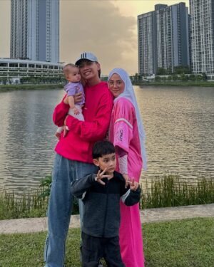 Shila Amzah Instagram - Selamat menyambut ulangtahun yang ke 27 suamiku @ubaimz 🤍 semoga apa yang awak hajati tercapai ,disamping perjalanan dan janji kita untuk saling membahagiakan✨
Saya dan anak2 sayangggg awakkkkkkk!