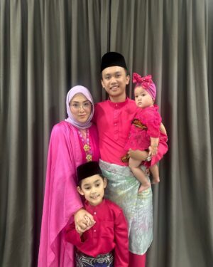 Shila Amzah Instagram - Selamat hari raya Aidilfitri, Maaf Zahir dan batin kepada semua 🤍
Salam 3.55pm 😅
Baru dua orang anak dah kalut ✨