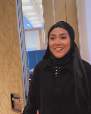 Shila Amzah Instagram - Special thanks to @fffirdhaus and team for this experience.
Thank you for having me as your guest on your concert✨
I had a wonderful time in Singapore 🤍
I’m so proud of Firdhaus. I’m proud of your efforts. your drive, your focus, and how you never give up. I’m proud that you found that light of hope in the darkest moments.
As a fellow Malaysian, and a singer songwriter myself, I know the journey hasn’t been easy to get where you are now.
It’s part and parcel of being an artist❤️ keep on being you, stay true to yourself, and never give up💪🏼
Let’s write songs togetherrrr✨✨
P.s: having my family around just made it extra special! Thanks @ubaimz for your love and support and of course for taking care of the kids while I’m rocking the stage❤️🫠
And of course my team @ainishuhaidah and @kasihcicie ⭐️