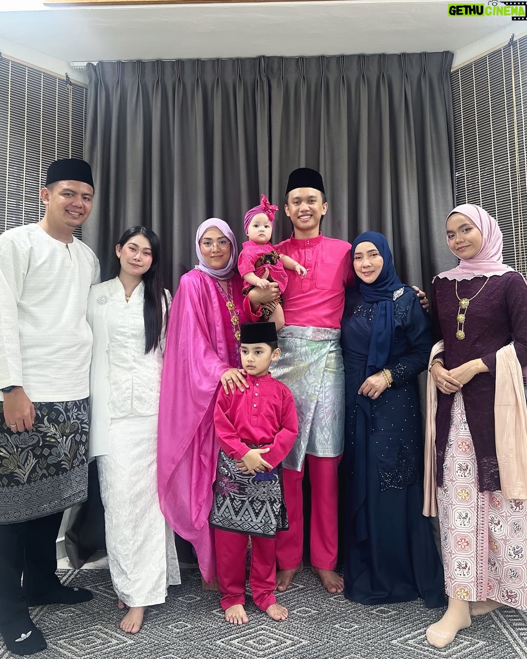 Shila Amzah - 49.6K Likes - Selamat hari raya Aidilfitri, Maaf Zahir dan batin kepada semua 🤍

Salam 3.55pm 😅

Baru dua orang anak dah kalut ✨