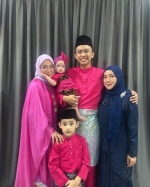 Shila Amzah Instagram - Selamat hari raya Aidilfitri, Maaf Zahir dan batin kepada semua 🤍
Salam 3.55pm 😅
Baru dua orang anak dah kalut ✨