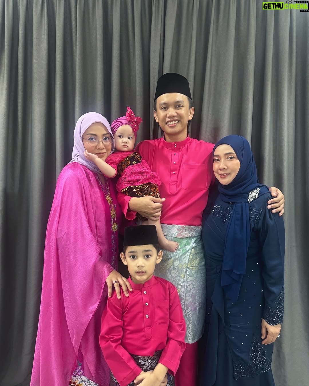Shila Amzah - 49.6K Likes - Selamat hari raya Aidilfitri, Maaf Zahir dan batin kepada semua 🤍

Salam 3.55pm 😅

Baru dua orang anak dah kalut ✨