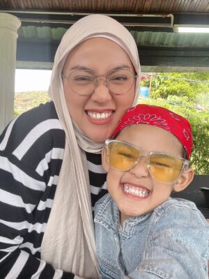 Shila Amzah Instagram - Assalamualaikum , I’m urgently looking for a shadow aide for my autistic Son who just started school in Year 1 , 2 weeks ago.
If you guys have any suggestion please let me know okay ? Yang boleh bekerja di putrajaya please sbb seth sekolah di putrajaya. Thank you 🙏🏼
Shadow aide ni cikgu personal yg akan guide my son through his day in school, some assisting with his school work and generally making sure he remains focused.
This role will suit someone who has some teaching experience w special needs children.
Seth is having some difficulties in regulating himself at school with the new environment, new routine comes with a great challenge. So we were suggested by the school to provide a student aide sampai dia boleh berdikari.
Seth is very independent at home but I guess it was due to a familiar environment kan.
Bismillah to this new phase of seth.
Having a special needs child is not easy , semoga kita semua diberikan kekuatan mental dan fizikal tak lupa juga kekuatan poket 🫶🏼 #autismawareness #shadowaide