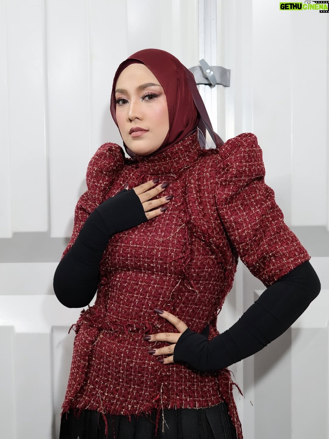 Shila Amzah - 14.9K Likes - Alhamdulillah thank you @mrdiy2u for having me ❤️

So happy to see My beloved Sisters @jaclyn_victor and @ellaaminuddins ! Sorry tak dapat sembang lama tadi😭
Tak sempat nak ambil gambar dgn abang @awieofficial tadi ! See you again ! Great show today 💪🏼✨

Let’s have some rest , and focus on #RaiseTheStarMy on Sunday !🤍

Thank you team sebab selalu meriahkan suasana.
Make up @kasihcicie 
Hijab Stylist @nazlivingastyle 
Designer @isyrafarysi 🫶🏼