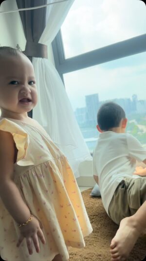 Shila Amzah Instagram - Sorang autism, sorang anak nombor dua 🥲 pening mama.
Ingat kan bergaduh tu start later , Tapi dak kecik ni setahun lebih dah ajak gaduh ni🫠
Haih la @sethuwais n @rheaakiraa .
Papaaaaa help @ubaihani