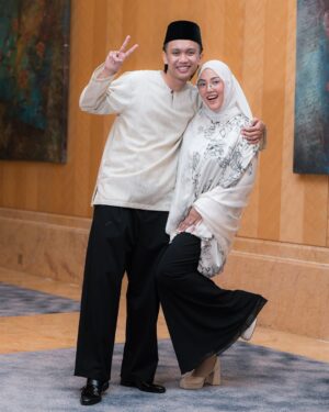 Shila Amzah Instagram - Ramadan sayaaa ❤️
Syukur Alhamdulillah ✨
Sha banyak duduk rumah je spend time with My family , hows your ramadan so far guys ?
Sorry la sha lama tak post, ingat tak dulu Kat IG semua benda kita nak post🥲 now we became more selective kan ? Tapi itu la lumrah.
Segala yang kita lalui sungguh mendewasakan.