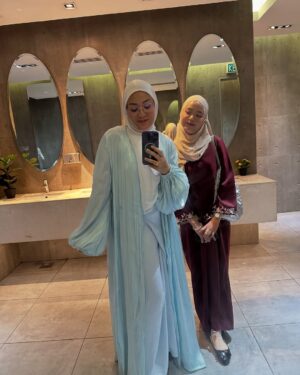 Shila Amzah Instagram - Ramadan sayaaa ❤️
Syukur Alhamdulillah ✨
Sha banyak duduk rumah je spend time with My family , hows your ramadan so far guys ?
Sorry la sha lama tak post, ingat tak dulu Kat IG semua benda kita nak post🥲 now we became more selective kan ? Tapi itu la lumrah.
Segala yang kita lalui sungguh mendewasakan.