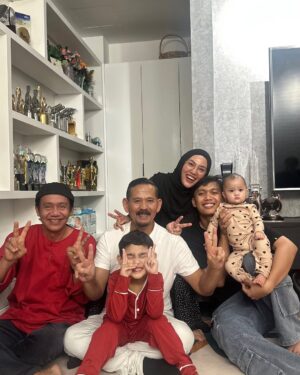 Shila Amzah Instagram - Ramadan sayaaa ❤️
Syukur Alhamdulillah ✨
Sha banyak duduk rumah je spend time with My family , hows your ramadan so far guys ?
Sorry la sha lama tak post, ingat tak dulu Kat IG semua benda kita nak post🥲 now we became more selective kan ? Tapi itu la lumrah.
Segala yang kita lalui sungguh mendewasakan.