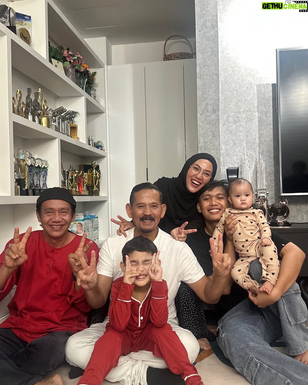 Shila Amzah - 36.8K Likes - Ramadan sayaaa ❤️
Syukur Alhamdulillah ✨
Sha banyak duduk rumah je spend time with My family , hows your ramadan so far guys ? 
Sorry la sha lama tak post, ingat tak dulu Kat IG semua benda kita nak post🥲 now we became more selective kan ? Tapi itu la lumrah.
Segala yang kita lalui sungguh mendewasakan.