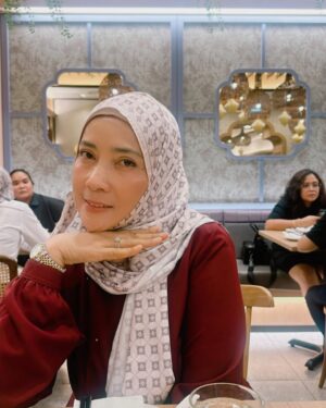 Shila Amzah Instagram - Ramadan sayaaa ❤️
Syukur Alhamdulillah ✨
Sha banyak duduk rumah je spend time with My family , hows your ramadan so far guys ?
Sorry la sha lama tak post, ingat tak dulu Kat IG semua benda kita nak post🥲 now we became more selective kan ? Tapi itu la lumrah.
Segala yang kita lalui sungguh mendewasakan.