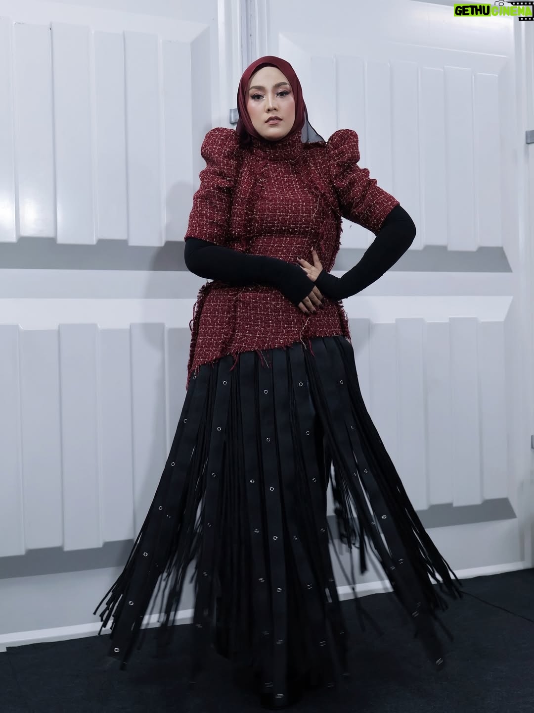 Shila Amzah - 14.9K Likes - Alhamdulillah thank you @mrdiy2u for having me ❤️

So happy to see My beloved Sisters @jaclyn_victor and @ellaaminuddins ! Sorry tak dapat sembang lama tadi😭
Tak sempat nak ambil gambar dgn abang @awieofficial tadi ! See you again ! Great show today 💪🏼✨

Let’s have some rest , and focus on #RaiseTheStarMy on Sunday !🤍

Thank you team sebab selalu meriahkan suasana.
Make up @kasihcicie 
Hijab Stylist @nazlivingastyle 
Designer @isyrafarysi 🫶🏼
