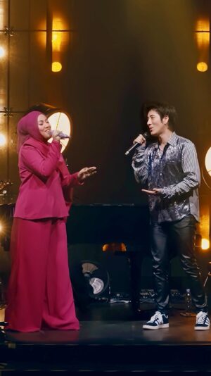 Shila Amzah Instagram - Huge thanks to the AMAZING Shila @shahilaamzah for special guesting at this year’s Free Show! I never realized how perfect 《Forever Love》 is for a male-female duet, this was my first time rearranging it this way, and it felt so full of warmth and love! Hope you like it too! ❤️
感謝茜拉 @shahilaamzah 當神秘嘉賓!好特別的《Forever Love》吧?!原來這首歌這麼適合男女對唱!居然是我第一次這樣改編,感覺超有幸福感 ! 💗
#foreverlove