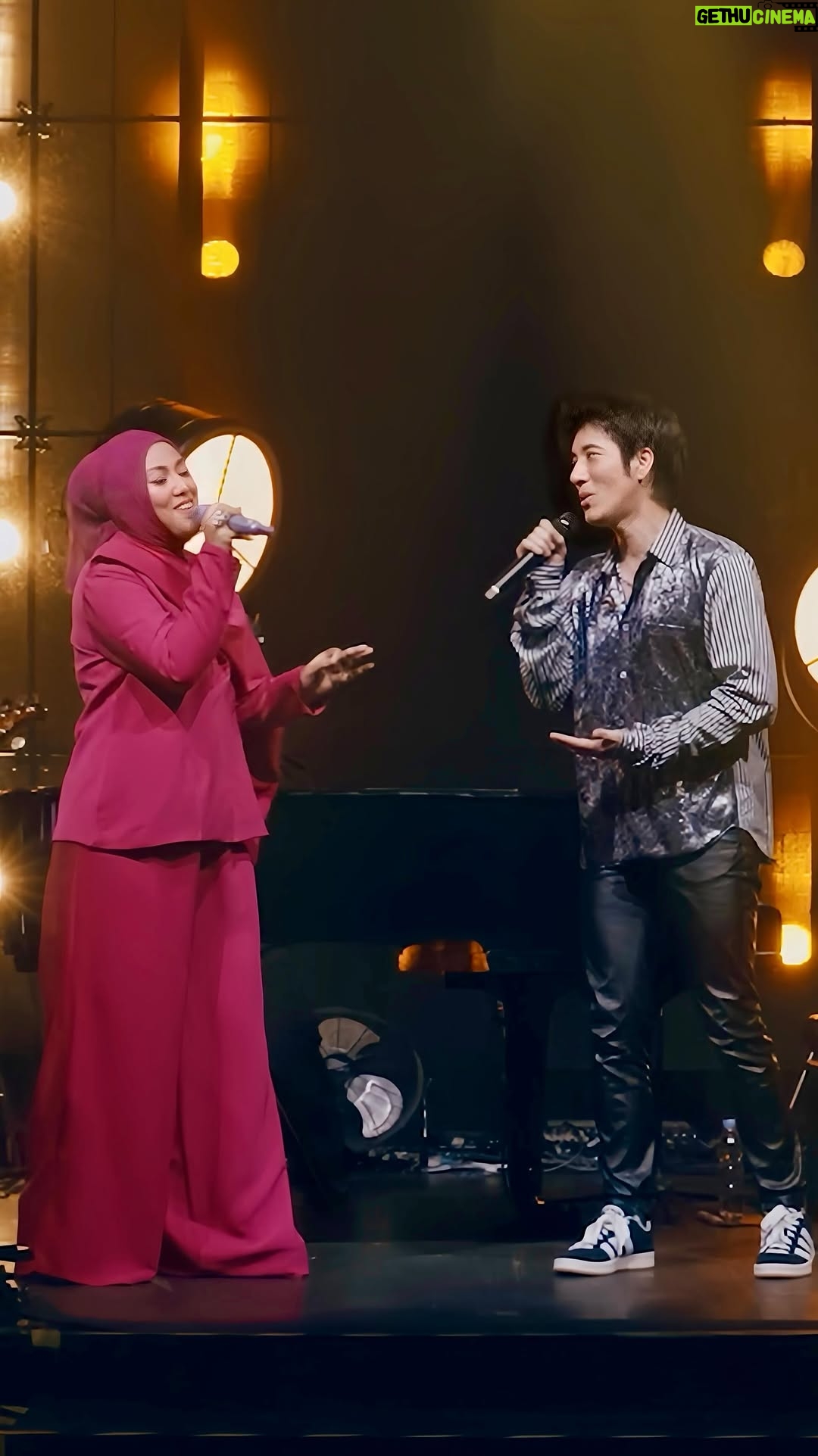 Shila Amzah - 61K Likes - Huge thanks to the AMAZING Shila @shahilaamzah for special guesting at this year’s Free Show! I never realized how perfect 《Forever Love》 is for a male-female duet, this was my first time rearranging it this way, and it felt so full of warmth and love! Hope you like it too! ❤️
 

感謝茜拉 @shahilaamzah 當神秘嘉賓！好特別的《Forever Love》吧？！原來這首歌這麼適合男女對唱！居然是我第一次這樣改編，感覺超有幸福感 ! 💗

#foreverlove