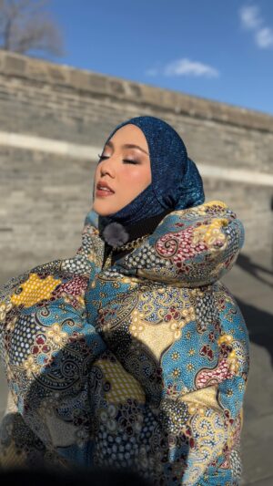 Shila Amzah Instagram - My recent performance in Beijing 💜
Kita medleykan ewa bule ( lagu melayu ) dan “wu ming de ren” nyanyian asal rakan duet sha, seorang penyanyi lagenda Sun nan yang juga Merupakan salah seorang juri ketika sha menjadi juara Asian wave pada tahun 2012 ✨
Ini merupakan pengalaman pertama sha menyanyi live diluar dalam keadaan sangat sejuk -5🫠
Enjoy !
#beijing