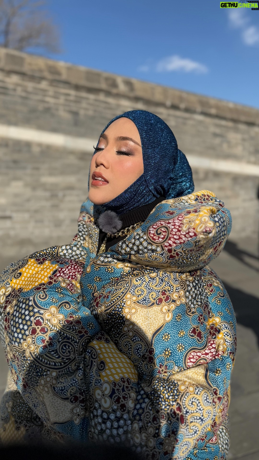 Shila Amzah - 26.4K Likes - My recent performance in Beijing 💜
Kita medleykan ewa bule ( lagu melayu ) dan “wu ming de ren” nyanyian asal rakan duet sha, seorang penyanyi lagenda Sun nan yang juga Merupakan salah seorang juri ketika sha menjadi juara Asian wave pada tahun 2012 ✨

Ini merupakan pengalaman pertama sha menyanyi live diluar dalam keadaan sangat sejuk -5🫠

Enjoy ! 
#beijing
