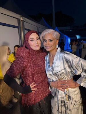 Shila Amzah Instagram - Alhamdulillah thank you @mrdiy2u for having me ❤️
So happy to see My beloved Sisters @jaclyn_victor and @ellaaminuddins ! Sorry tak dapat sembang lama tadi😭
Tak sempat nak ambil gambar dgn abang @awieofficial tadi ! See you again ! Great show today 💪🏼✨
Let’s have some rest , and focus on #RaiseTheStarMy on Sunday !🤍
Thank you team sebab selalu meriahkan suasana.
Make up @kasihcicie
Hijab Stylist @nazlivingastyle
Designer @isyrafarysi 🫶🏼