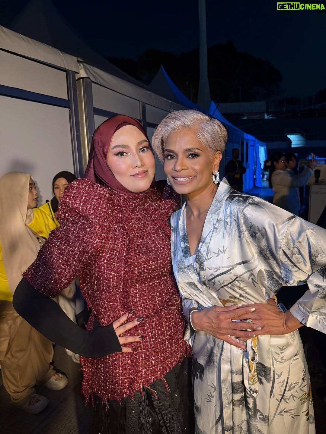 Shila Amzah - 14.9K Likes - Alhamdulillah thank you @mrdiy2u for having me ❤️

So happy to see My beloved Sisters @jaclyn_victor and @ellaaminuddins ! Sorry tak dapat sembang lama tadi😭
Tak sempat nak ambil gambar dgn abang @awieofficial tadi ! See you again ! Great show today 💪🏼✨

Let’s have some rest , and focus on #RaiseTheStarMy on Sunday !🤍

Thank you team sebab selalu meriahkan suasana.
Make up @kasihcicie 
Hijab Stylist @nazlivingastyle 
Designer @isyrafarysi 🫶🏼