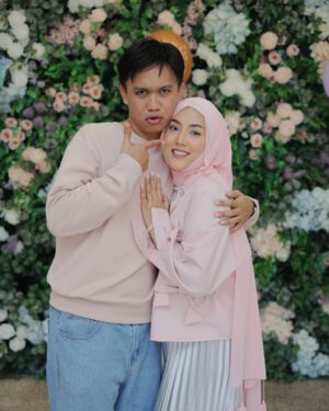 Shila Amzah Instagram - Alhamdulillah sambutan hari lahir @rheaakiraa berjalan dengan lancar.
Terima Kasih kepada family, Dan sahabat2 yang sudi memeriahkan majlis kami❤️
Special thanks to papa @ubaihani kerana dapat menjayakan event Puteri kita dengan Baik sekali, Tapi Jangan Bagi semua credit Kat dia je😅 , sbb ubai telah turut dibantu oleh ramai manusia2 baik ini😍
@restuayahandaevent (organiser)
@ainacopartynsuch (backdrop)
@Wonderkidz_bouncycastle (playground)
@cakerykitchen_ (kek)
@popscoop.my (aiskrim)
@_figuraevents (sound system)
@myzatu_hidayah (roti jala)
@picnicdecoshahalam (candy wall)
@laiyan.kl (kopi)
@irachurros (churros tiktok)
Terlebih terkurang minta maaf ya semua 🤍
We really hope that you guys had fun yesterday !
Semoga kita berjumpa lagi✨
