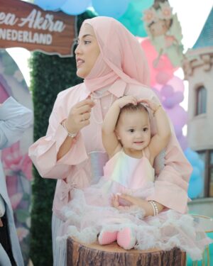 Shila Amzah Instagram - Alhamdulillah sambutan hari lahir @rheaakiraa berjalan dengan lancar.
Terima Kasih kepada family, Dan sahabat2 yang sudi memeriahkan majlis kami❤️
Special thanks to papa @ubaihani kerana dapat menjayakan event Puteri kita dengan Baik sekali, Tapi Jangan Bagi semua credit Kat dia je😅 , sbb ubai telah turut dibantu oleh ramai manusia2 baik ini😍
@restuayahandaevent (organiser)
@ainacopartynsuch (backdrop)
@Wonderkidz_bouncycastle (playground)
@cakerykitchen_ (kek)
@popscoop.my (aiskrim)
@_figuraevents (sound system)
@myzatu_hidayah (roti jala)
@picnicdecoshahalam (candy wall)
@laiyan.kl (kopi)
@irachurros (churros tiktok)
Terlebih terkurang minta maaf ya semua 🤍
We really hope that you guys had fun yesterday !
Semoga kita berjumpa lagi✨